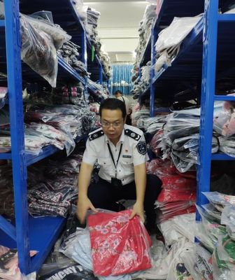 服飾打假正突查呢，隔壁倉(cāng)庫(kù)偷偷關(guān)門(mén)？你成功引起了我的注意！